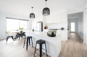 PIPER Modern home Walk to Beach Shops Parks